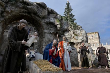 Une crèche représentant la naissance de Jésus-Christ est exposée lors de la prière hebdomadaire de l'Angélus au Vatican, le 31 décembre 2023.