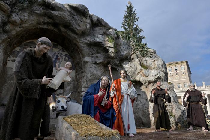 Une crèche représentant la naissance de Jésus-Christ est exposée lors de la prière hebdomadaire de l'Angélus au Vatican, le 31 décembre 2023.