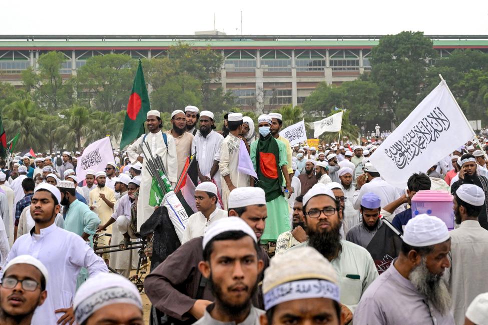 Hefazat-e-Islam Bangladesh, un groupe de coalition islamiste, porte le drapeau national du pays, ainsi que des drapeaux palestinien et taliban, lors d'un rassemblement à Dhaka le 3 mai 2025.