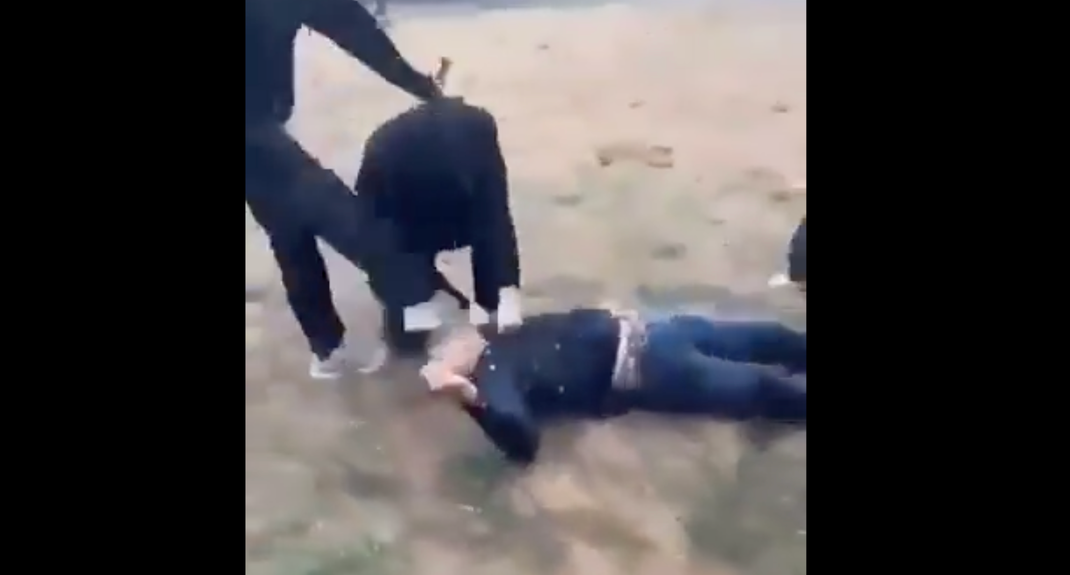 Envoyé à terre, le policier reçoit des coups de pied à la tête