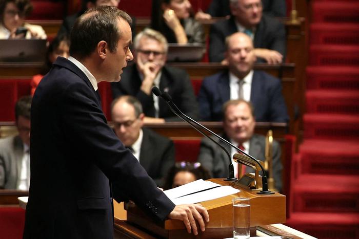 Le Premier ministre français Sébastien Lecornu s'adresse aux députés à l'Assemblée nationale, à Paris, le 14 octobre 2025. (Photo de Thomas SAMSON / AFP)