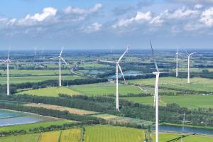 Des éoliennes sont visibles dans le comté de Jinhu, au coeur de la ville de Huai'an, dans la province du Jiangsu (dans l'Est de la Chine), le 22 septembre 2025.