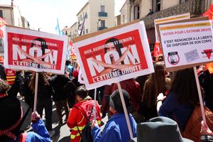 Des manifestants brandissent des pancartes contre l'extrême droite lors d'une manifestation « pour les libertés » et « contre les idées d'extrême droite » à l'appel d'un syndicat français à Béziers, dans le sud de la France.