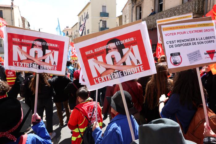 Des manifestants brandissent des pancartes contre l'extrême droite lors d'une manifestation « pour les libertés » et « contre les idées d'extrême droite » à l'appel d'un syndicat français à Béziers, dans le sud de la France.