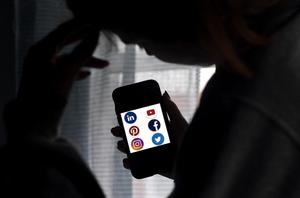 Les logos des applications de réseaux sociaux Linkedin, YouTube, Pinterest, Facebook, Instagram et Twitter affichés sur un smartphone à Arlington, en Virginie, le 28 mai 2020.