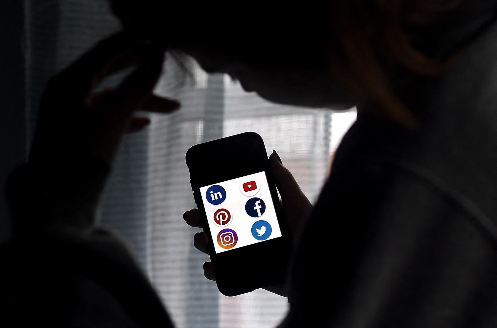Les logos des applications de réseaux sociaux Linkedin, YouTube, Pinterest, Facebook, Instagram et Twitter affichés sur un smartphone à Arlington, en Virginie, le 28 mai 2020.