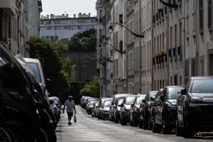 Des voitures garées à Saint-Mande, à l'est de Paris, le 14 juillet 2026.