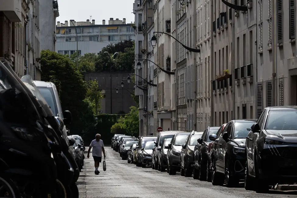 Des voitures garées à Saint-Mande, à l'est de Paris, le 14 juillet 2026.