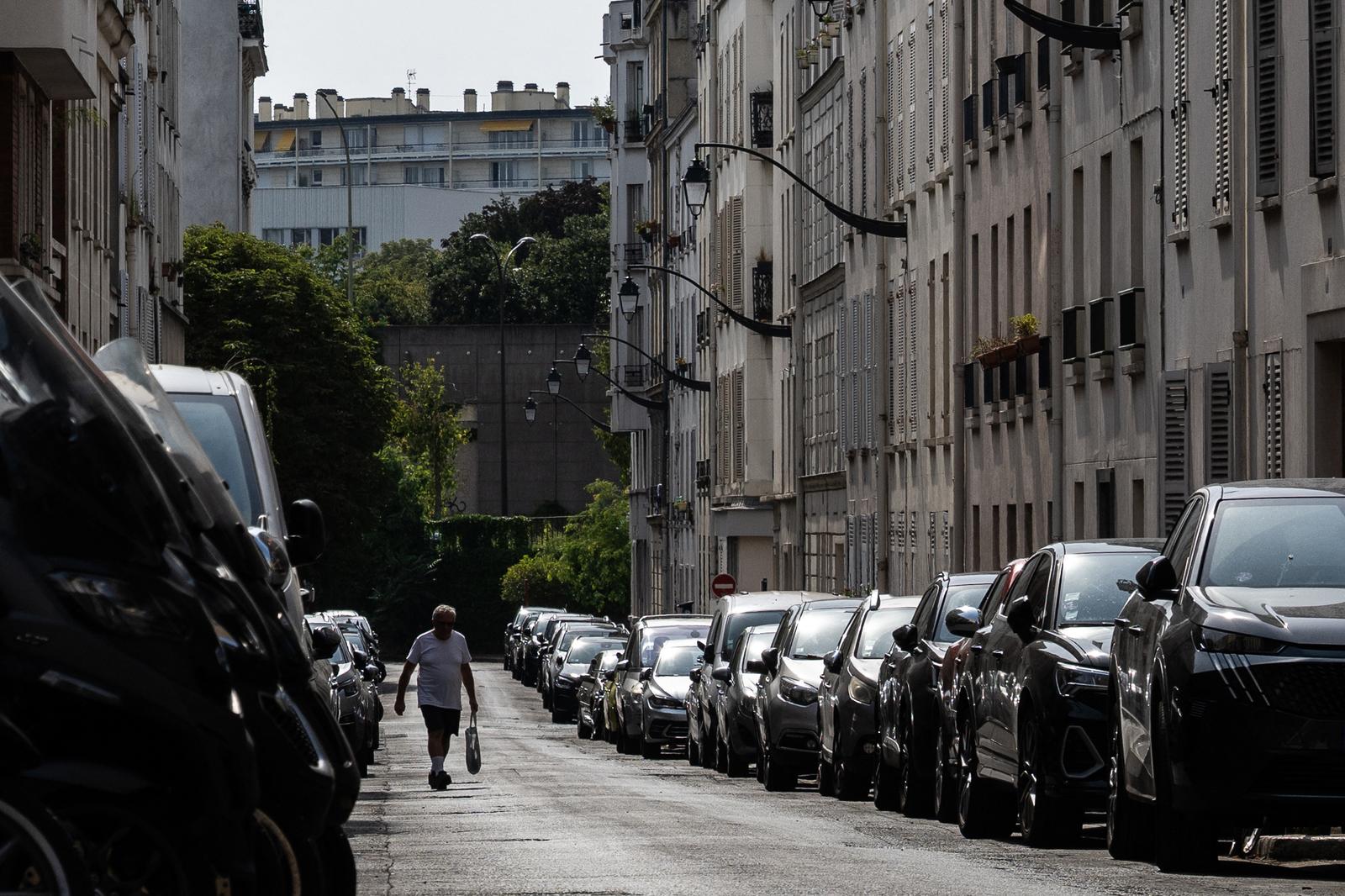 Des voitures garées à Saint-Mande, à l'est de Paris, le 14 juillet 2026.