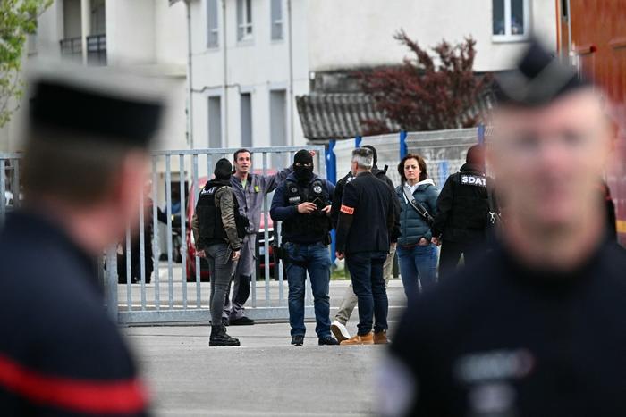 Des policiers devant le lycée Notre-Dame de Toutes-Aides, à Nantes, le 24 avril 2025.