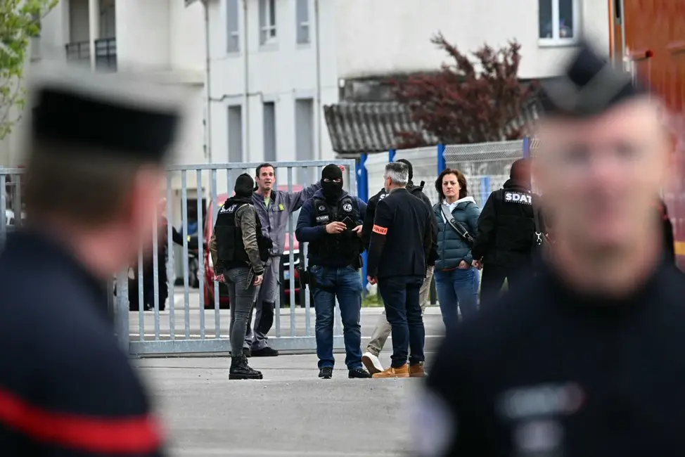 Des policiers devant le lycée Notre-Dame de Toutes-Aides, à Nantes, le 24 avril 2025.