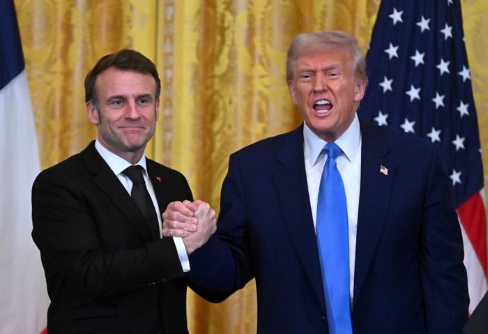 Le président américain Donald Trump et le président français Emmanuel Macron à Washington, DC, le 24 février 2025.