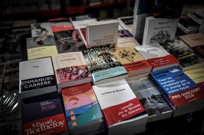 Livres en librairie.