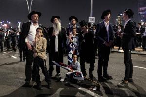 Des juifs ultra-orthodoxes assistent au dernier meeting de campagne du parti Judaïsme unifié de la Torah avant les élections législatives, à Bnei Brak, dans le centre d'Israël, le 25 octobre 2026. Israël se rend aux urnes le 27 octobre pour ses premières élections depuis l'attentat du 7 octobre 2023 mené par le Hamas, un scrutin perçu comme un référendum sur le Premier ministre.