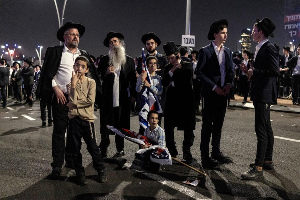 Des juifs ultra-orthodoxes assistent au dernier meeting de campagne du parti Judaïsme unifié de la Torah avant les élections législatives, à Bnei Brak, dans le centre d'Israël, le 25 octobre 2026. Israël se rend aux urnes le 27 octobre pour ses premières élections depuis l'attentat du 7 octobre 2023 mené par le Hamas, un scrutin perçu comme un référendum sur le Premier ministre.