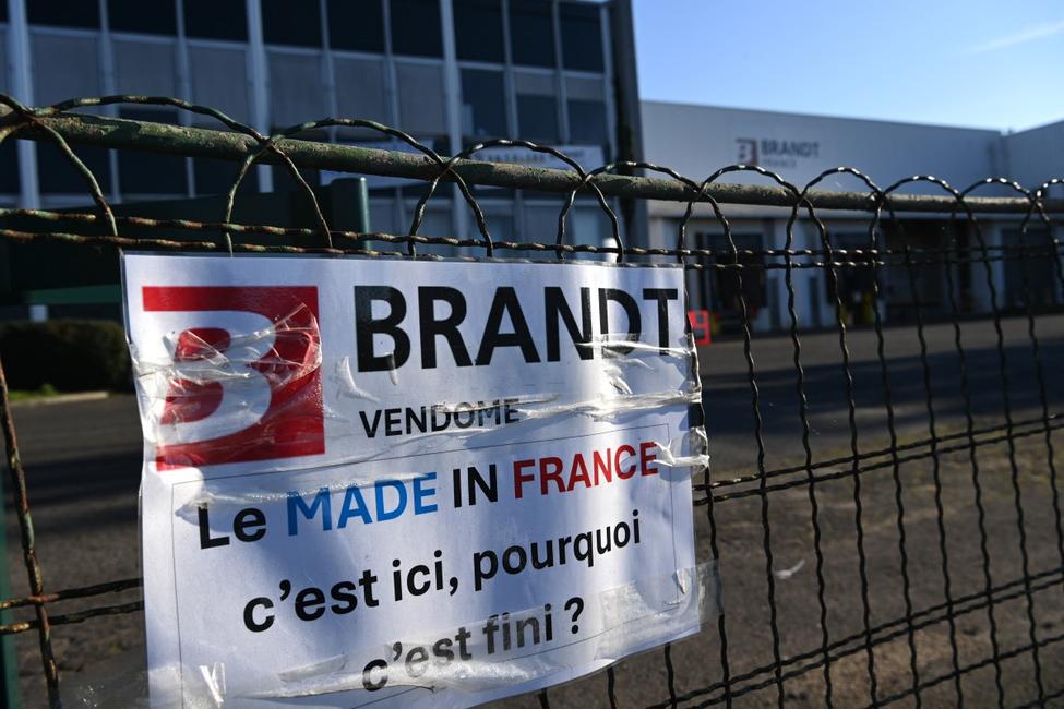 La liquidation judiciaire du groupe d'électroménager Brandt, annoncée le 12 décembre 2025 par le tribunal économique de Nanterre, marque la fin d'un grand nom de l'industrie française.