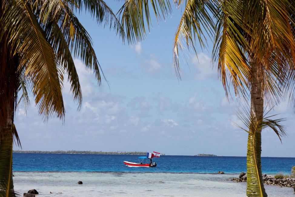Un bateau flotte sur l'atoll de Manihi, dans l'archipel des Tuamotu, en Polynésie française, le 26 juillet 2021. (image d'illustration)