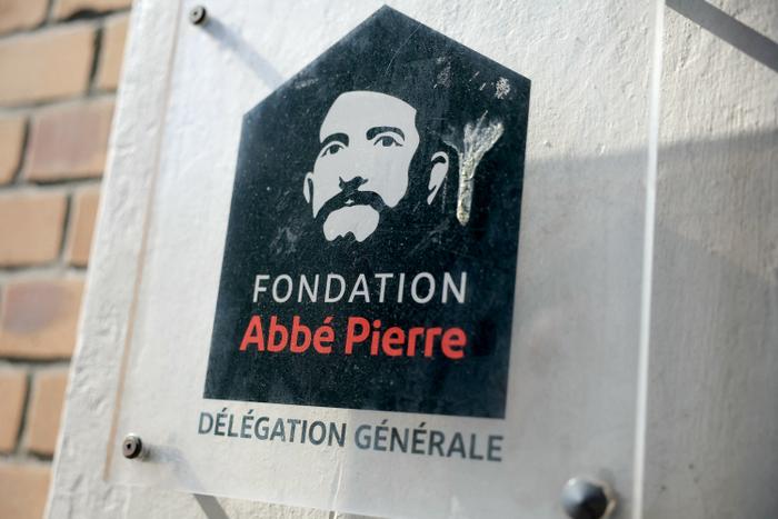 L'ancien logo de la fondation Abbé Pierre, renommée depuis les affaires d'agressions sexuelles l'impliquant (Photo by Thomas SAMSON / AFP)