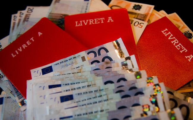 Des livrets A et des billets de banque (image d'illustration).