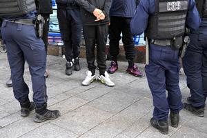 Des policiers contrôlent l'identité de jeunes hommes près d'un point de vente de drogue dans le centre-ville de Marseille, dans le sud de la France.