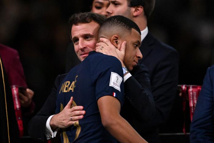 Kylian Mbappé et Emmanuel Macron lors de la remise du trophée.