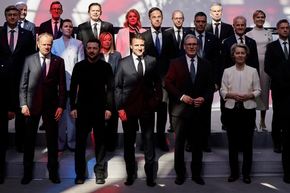 Donald Tusk, Volodymyr Zelensky, Emmanuel Macron, Keir Starmer et la présidente de la Commission européenne Ursula von der Leyen posent pour une photo de famille lors d'une réunion dans le cadre d'un sommet pour la « coalition des volontaires » à l'Élysée, à Paris, le 27 mars 2025.
