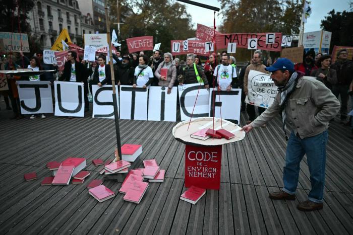 Seuls 30 % des Français interrogés estiment que la justice fonctionne bien et pas plus de 35 % disent qu’ « ils aborderaient avec confiance une situation liée à la Justice ».