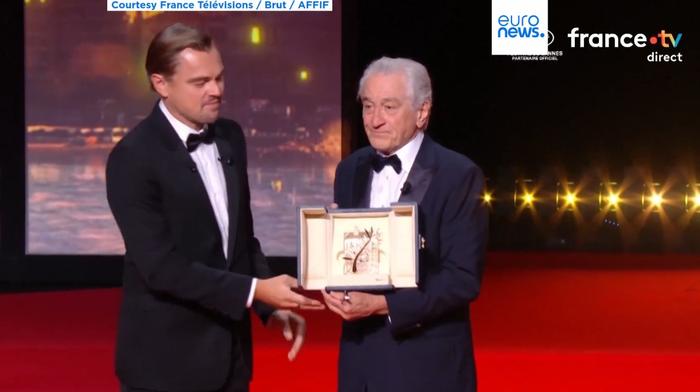 Leonardo di Caprio remettant une palme d'honneur à Robert de Niro