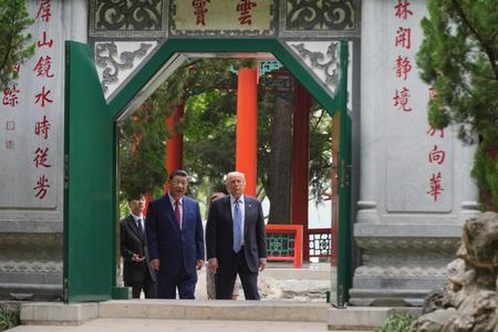 Le président américain Donald Trump et le président chinois Xi Jinping visitent le complexe de Zhongnanhai, à Pékin, le 15 mai 2026.