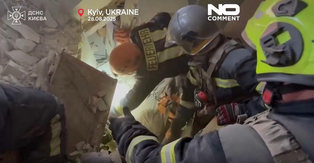 Des sauveteurs tentent de sauver des survivants de frappes russes à Kyiv.