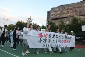Des employés de Micron Taïwan ont défilé devant le bâtiment de l'entreprise à Taoyuan le 17 septembre 2026, brandissant une banderole où l'on pouvait lire : « Révélons la rhétorique de Micron ! Les travailleurs taïwanais exigent une juste rémunération ». Des centaines d'employés de Micron se sont rassemblés pour réclamer une meilleure part des bénéfices et de meilleures primes, menaçant d'une possible grève quelques jours seulement après l'annonce par le fabricant américain de puces d'une indemnisation pouvant atteindre cinq ans et huit mois de salaire.