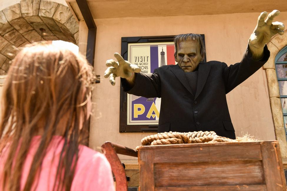 Un enfant interagit avec une figurine du monstre de Frankenstein au parc d'attractions Universal Studios Hollywood à Universal City, près de Los Angeles, en Californie.