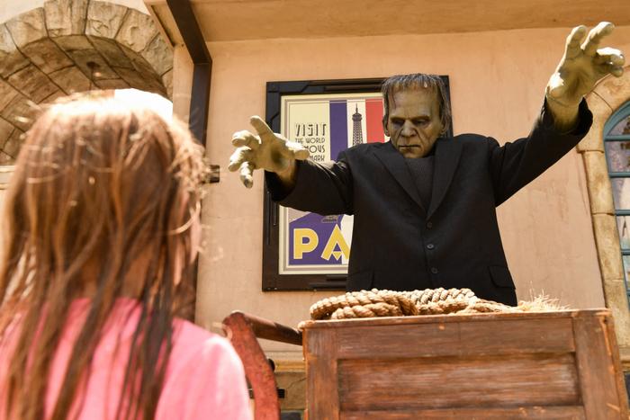Un enfant interagit avec une figurine du monstre de Frankenstein au parc d'attractions Universal Studios Hollywood à Universal City, près de Los Angeles, en Californie.