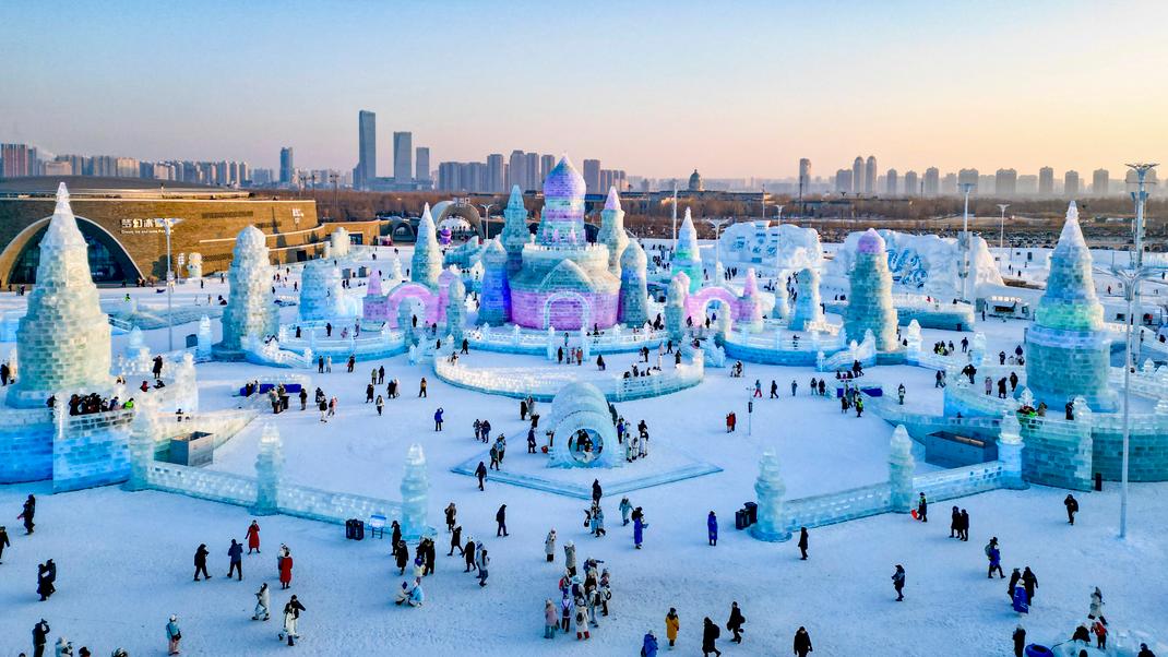 Cette photo montre une vue générale du parc mondial de glace de Harbin, dans la province du Heilongjiang, au nord-est de la Chine, le 17 décembre 2025. 