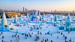Cette photo montre une vue générale du parc mondial de glace de Harbin, dans la province du Heilongjiang, au nord-est de la Chine, le 17 décembre 2025.