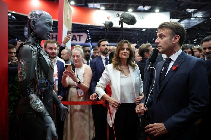 Emmanuel Macron observe le robot humanoïde Ameca d'IVADO Labs lors de sa visite du salon des startups et de l'innovation technologique VivaTech à Paris Expo Porte de Versailles, le 11 juin 2025.