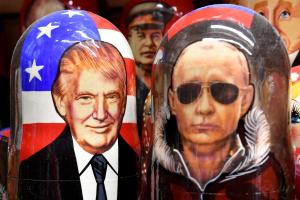 Des poupées russes traditionnelles en bois, des poupées Matriochka, représentant le président russe Vladimir Poutine et le président américain Donald Trump, sont exposées à la vente à Saint-Pétersbourg le 7 août 2025.