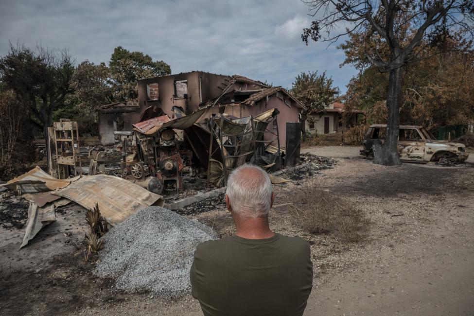 Un homme se tient devant sa maison détruite par un incendie, dans le village du Porge, dans le sud-ouest de la France, le 31 juillet 2026.