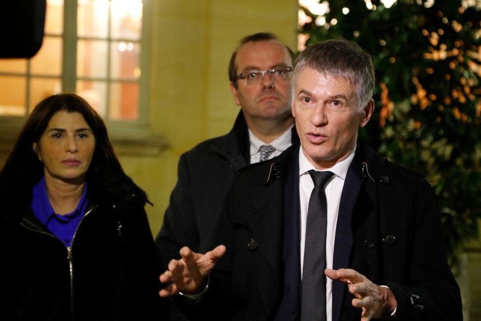 Philippe Folliot s'adresse aux médias après sa rencontre avec le Premier ministre français le 3 décembre 2018 à l'hôtel Matignon à Paris.