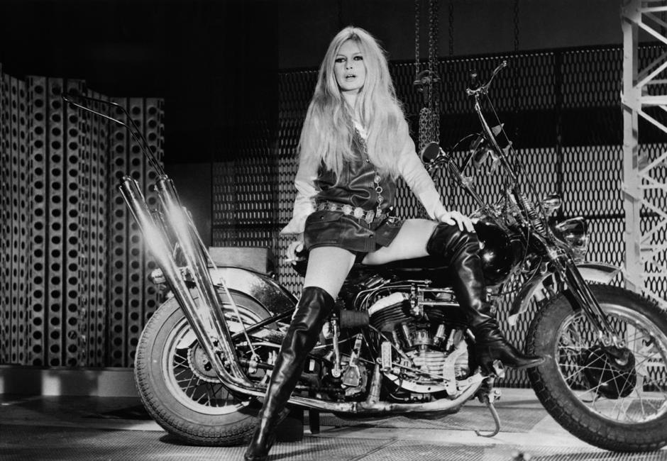 Brigitte Bardot en peine répétition pour une émission de télévision pour Noël à l'ORTF, le 3 décembre 1967 à Paris.