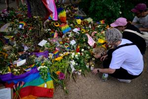 Des personnes déposent des fleurs devant un mémorial improvisé en hommage aux victimes, au parc Tiergarten de Berlin, une semaine après l'attentat à la voiture bélier qui a fait un mort et 29 blessés lors de la marche des fiertés de Berlin.