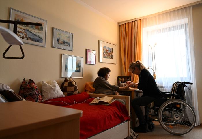 Deux personnes âgées dans un Ehpad. (Image d'illustration)