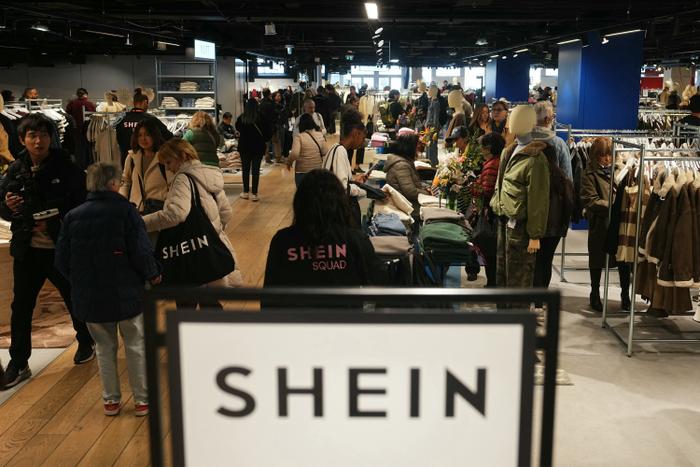 Des clients font leurs achats lors du premier jour d’ouverture du tout premier magasin physique du géant asiatique du e-commerce Shein, installé au Bazar de l’Hôtel de Ville (BHV) à Paris, le 5 novembre 2025. (Image d'illustration)