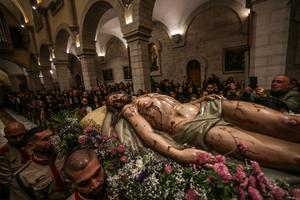 Des scouts palestiniens portent une statue représentant le corps de Jésus-Christ après sa descente de la croix, lors de la messe du Vendredi saint à l'église catholique Sainte-Catherine, à Bethléem (Cisjordanie sous occupation israélienne), le 3 avril 2026.