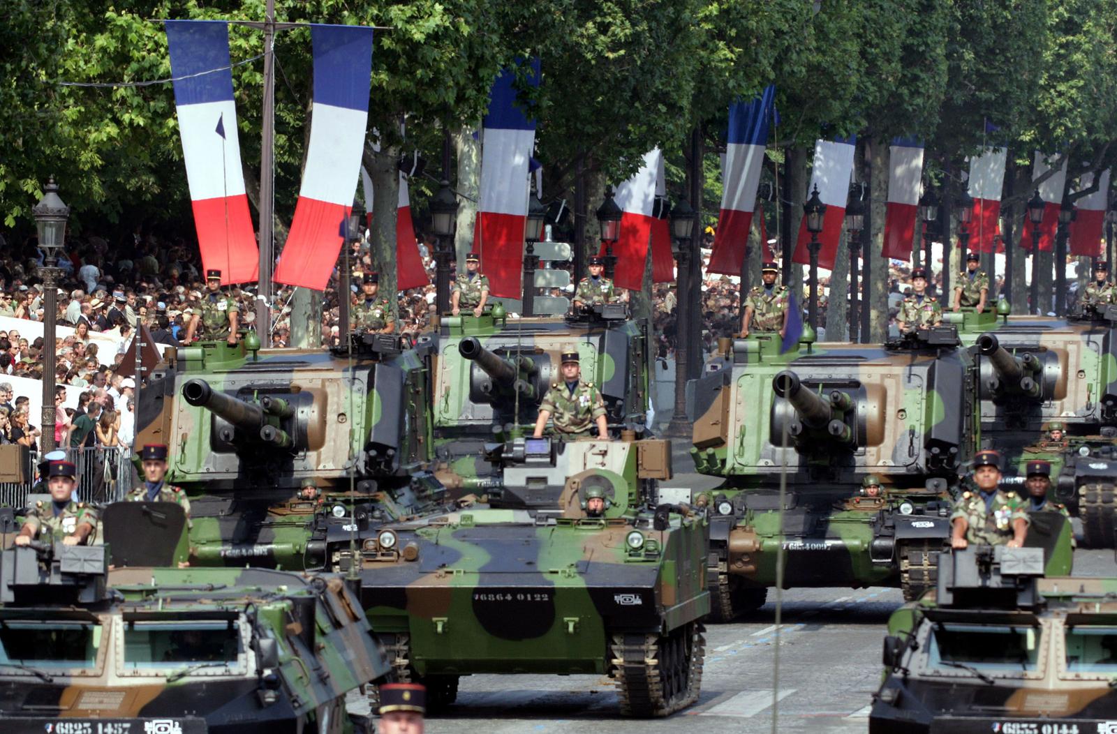 L'Armée français en plein défilé du 14 juillet.