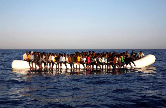 L'intrigue du Camp des Saints suit une flottille de migrants d'un million de personnes quittant l'Inde et, après avoir été refoulée par l'Égypte et l'Afrique du Sud, se dirige finalement vers une France sans défense.