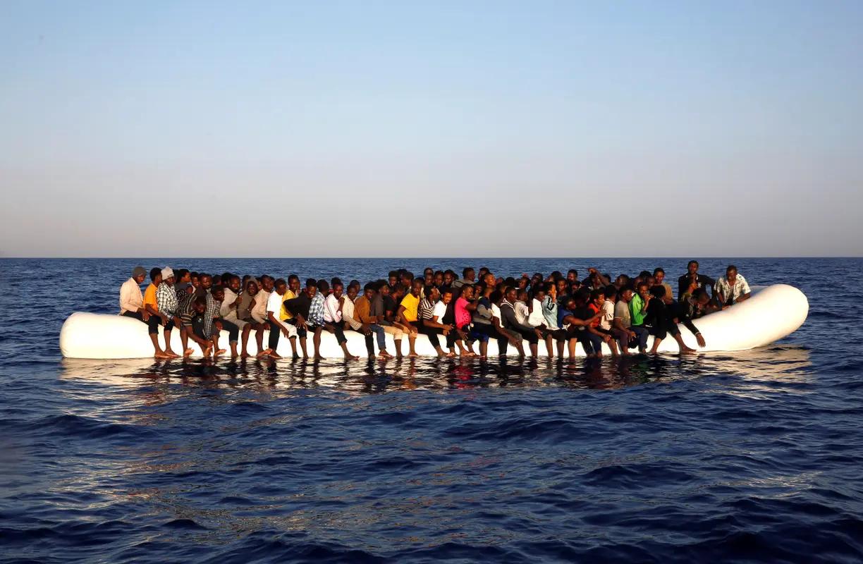 L'intrigue du Camp des Saints suit une flottille de migrants d'un million de personnes quittant l'Inde et, après avoir été refoulée par l'Égypte et l'Afrique du Sud, se dirige finalement vers une France sans défense.