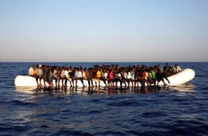 L'intrigue du Camp des Saints suit une flottille de migrants d'un million de personnes quittant l'Inde et, après avoir été refoulée par l'Égypte et l'Afrique du Sud, se dirige finalement vers une France sans défense.