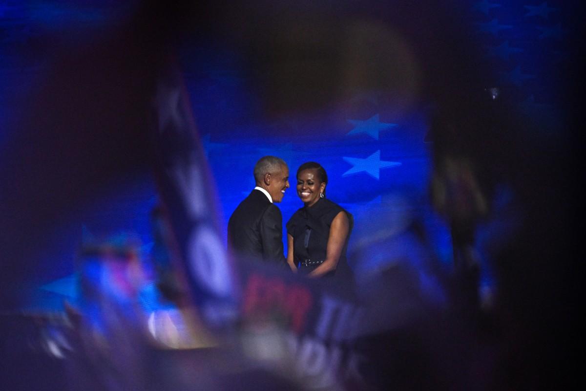 Barack et Michelle Obama arrivent sur la scène avant leur discours lors de la 2ème journée de la convention démocrate au United Center à Chicago, Illinois, le 20 Août 2024.
