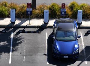 Un véhicule électrique stationné à une borne de recharge Tesla le 12 juin 2025 à Sausalito, en Californie.